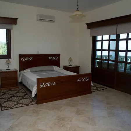 Maria Paradise Willa *