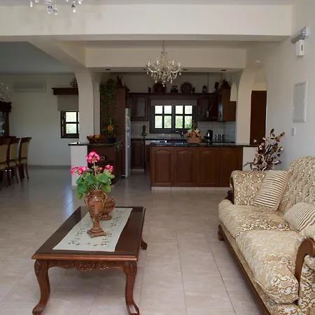 Maria Paradise Willa *